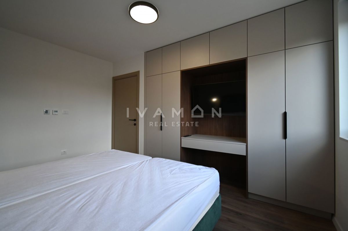 Moderno appartamento trilocale al piano terra con piscina