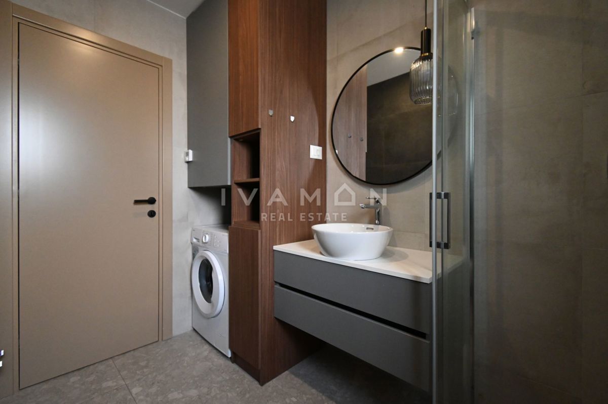 Moderno appartamento trilocale al piano terra con piscina