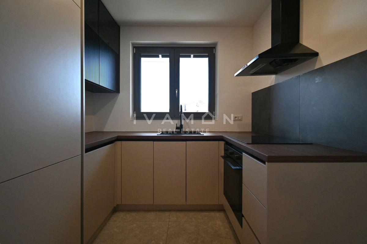 Moderno appartamento trilocale al piano terra con piscina