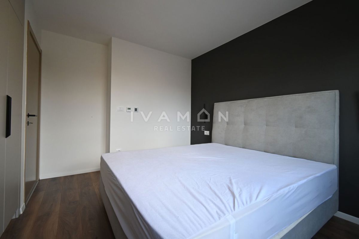 Moderno appartamento trilocale al piano terra con piscina