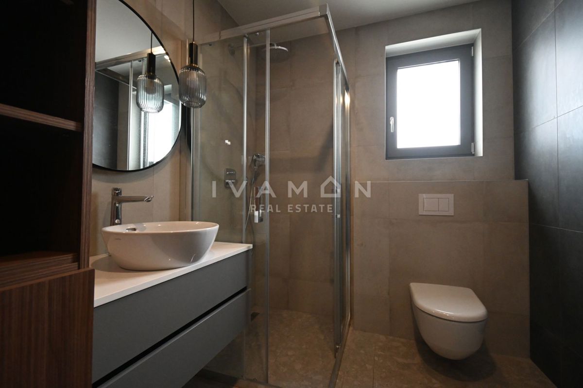 Moderno appartamento trilocale al piano terra con piscina