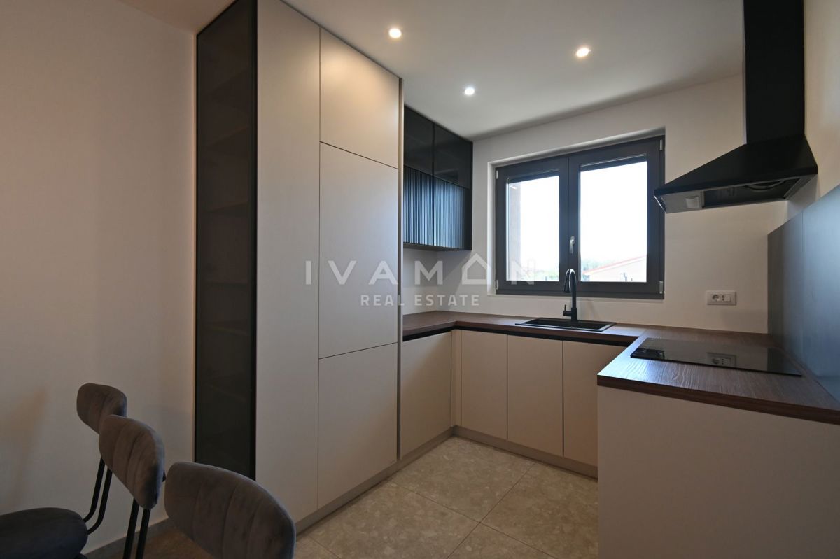 Moderno appartamento trilocale al piano terra con piscina