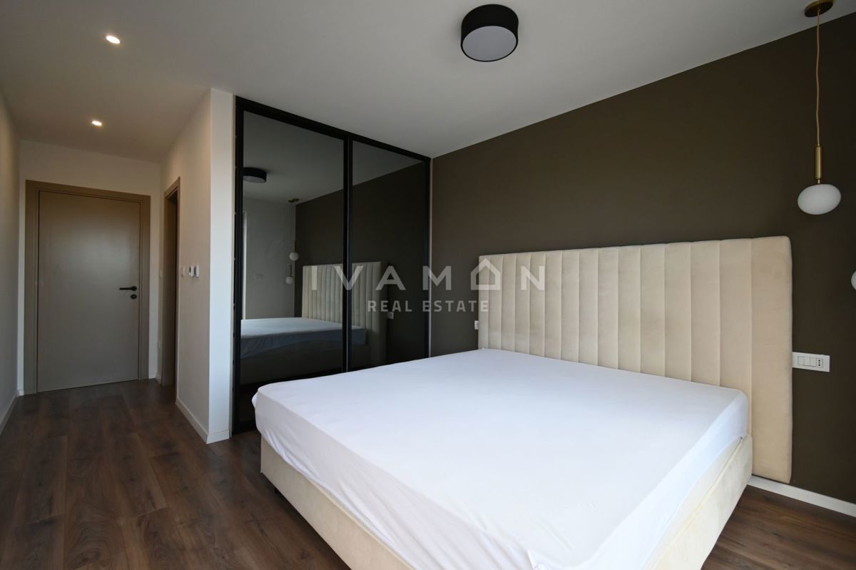 Moderno appartamento trilocale al piano terra con piscina