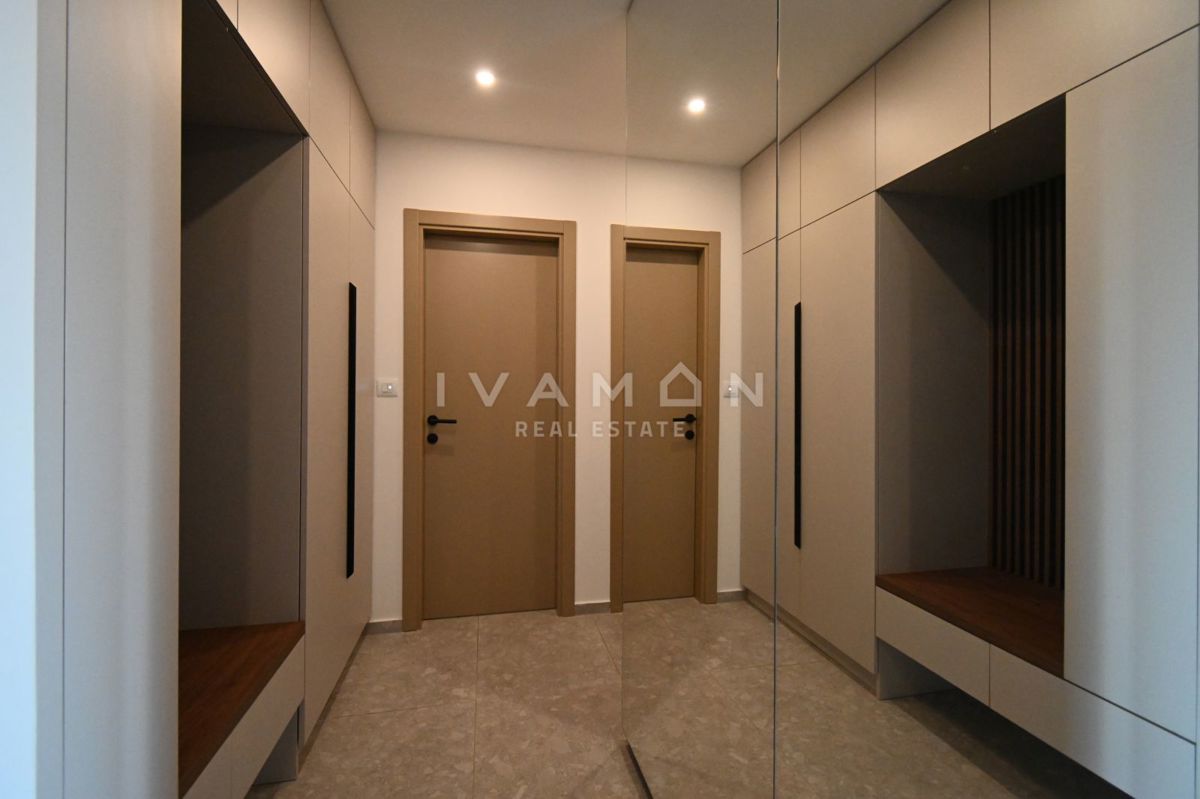 Moderno appartamento trilocale al piano terra con piscina