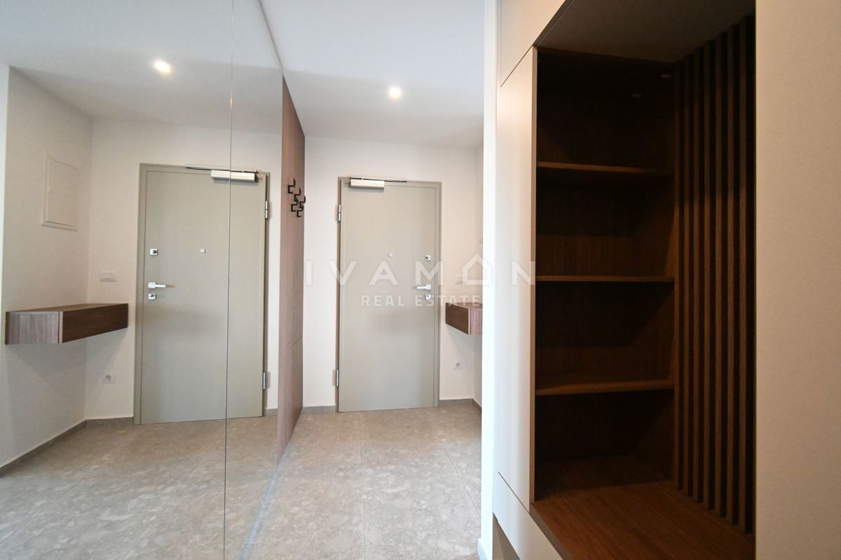 Moderno appartamento trilocale al piano terra con piscina