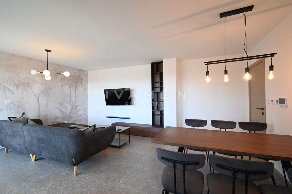 Moderno appartamento trilocale al piano terra con piscina