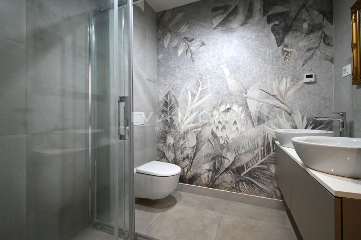 Moderno appartamento trilocale al piano terra con piscina