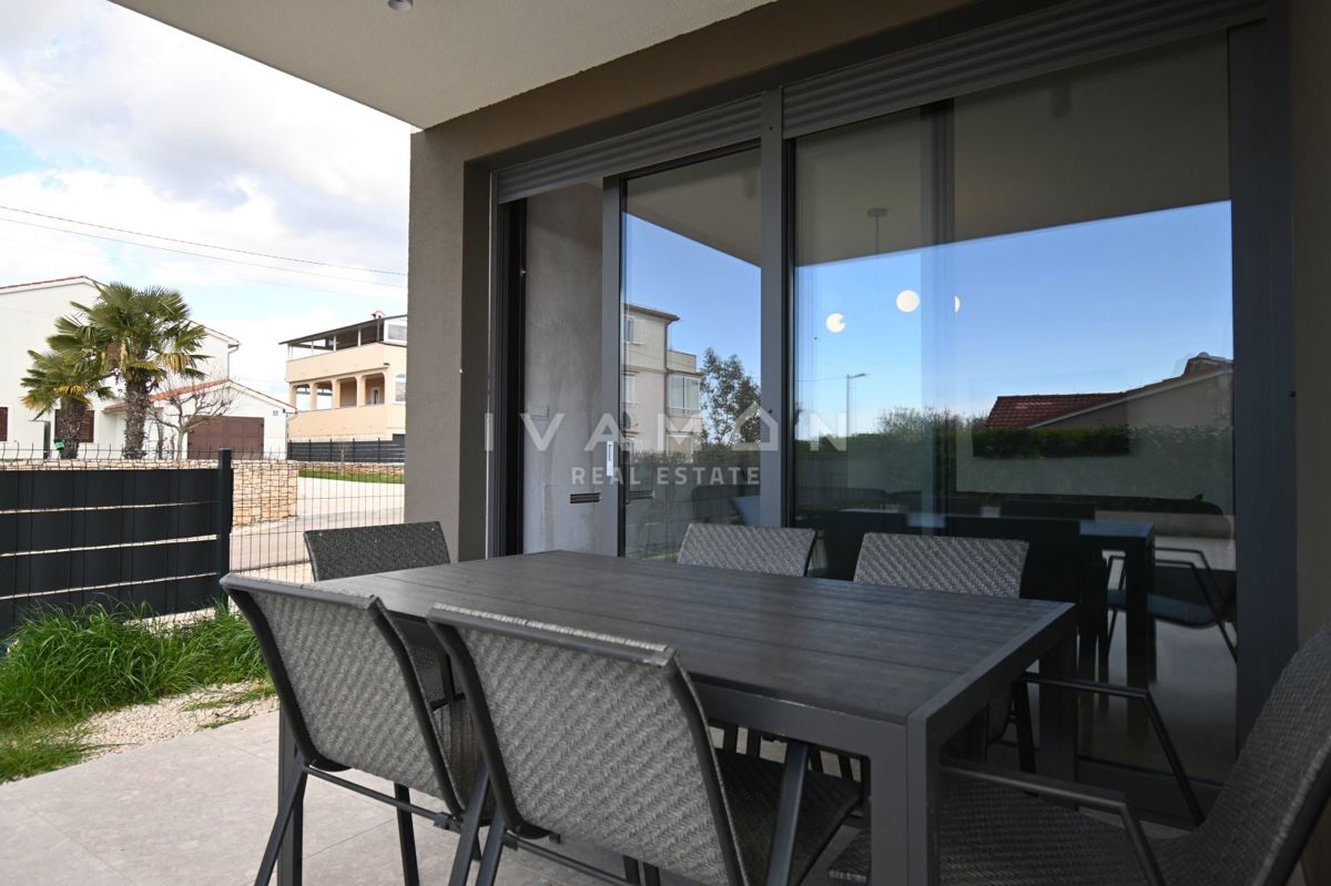 Moderno appartamento trilocale al piano terra con piscina