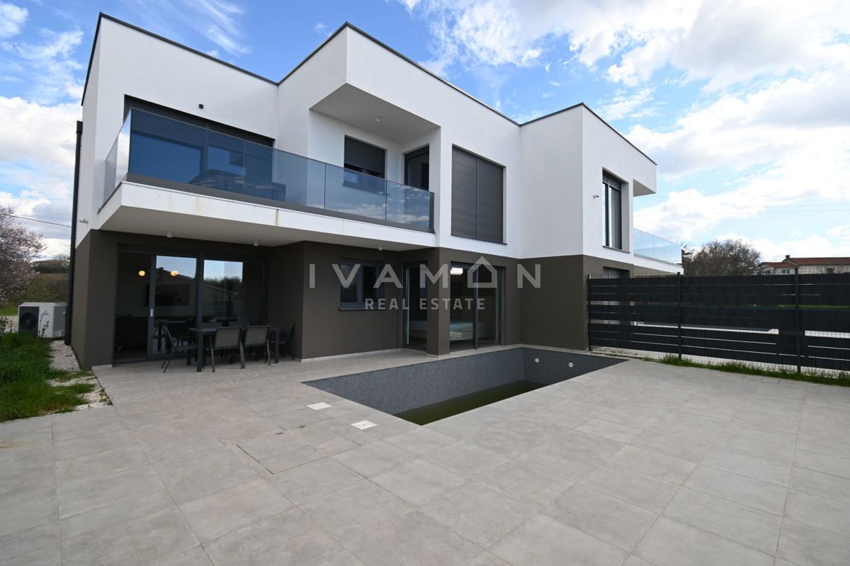 Moderno appartamento trilocale al piano terra con piscina