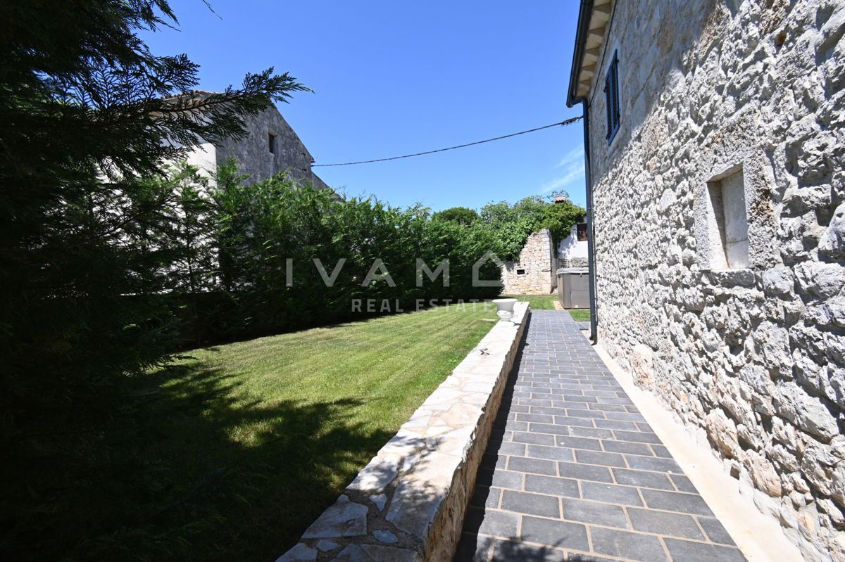 Lussuosa villa con quattro camere da letto a 4 km dal mare