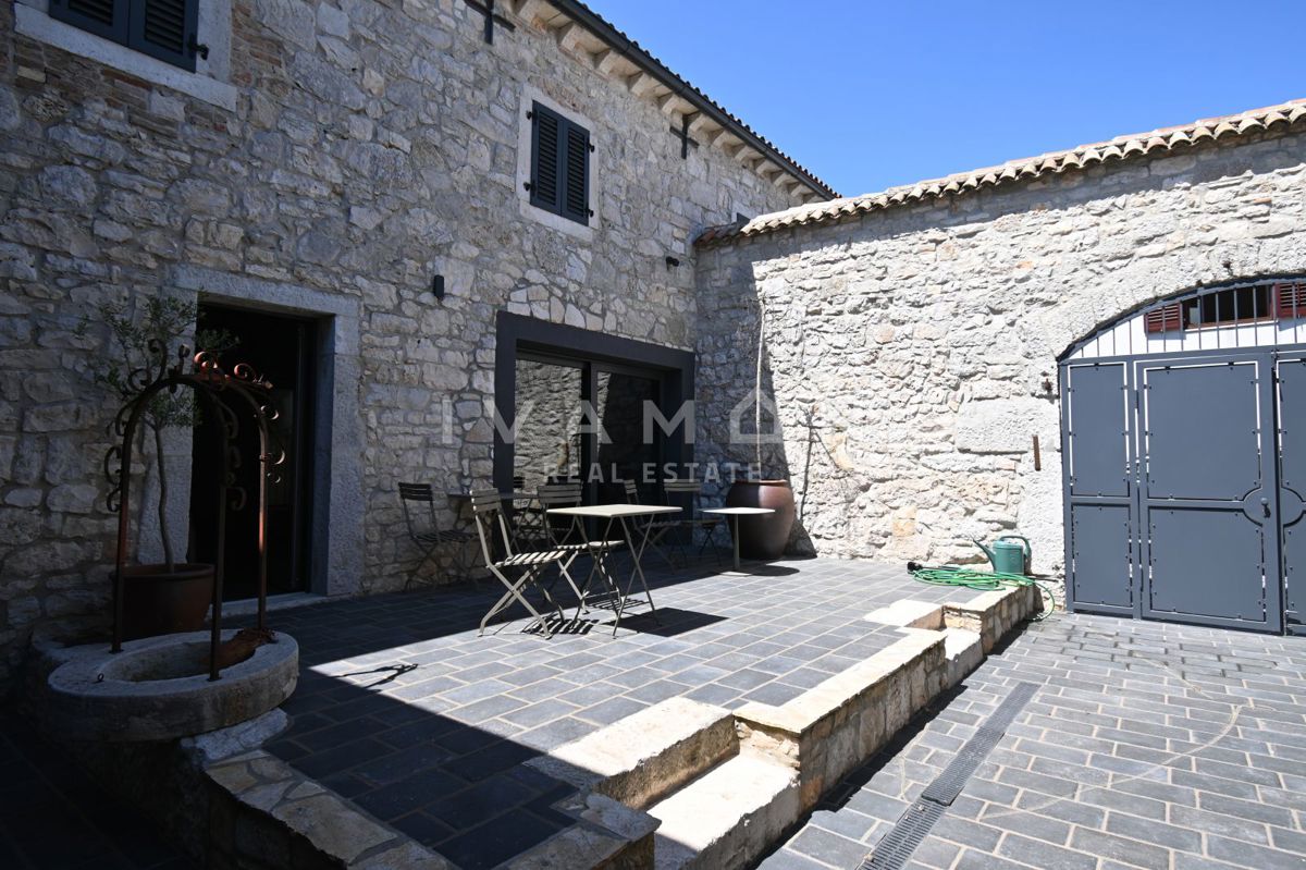 Lussuosa villa con quattro camere da letto a 4 km dal mare