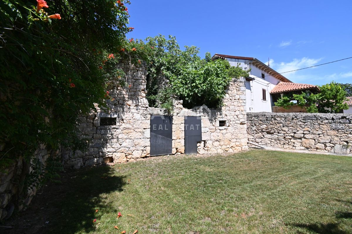Lussuosa villa con quattro camere da letto a 4 km dal mare
