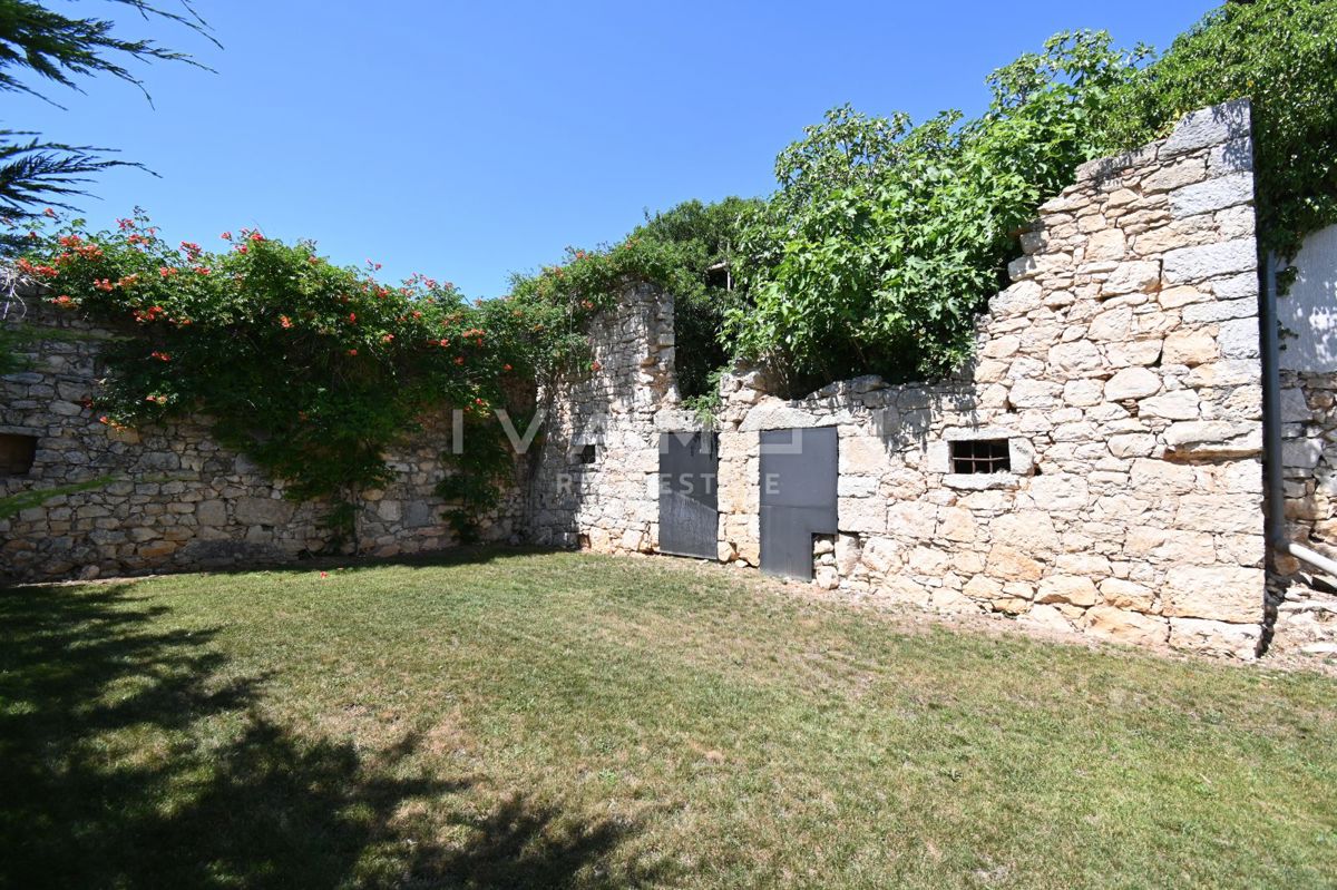 Lussuosa villa con quattro camere da letto a 4 km dal mare