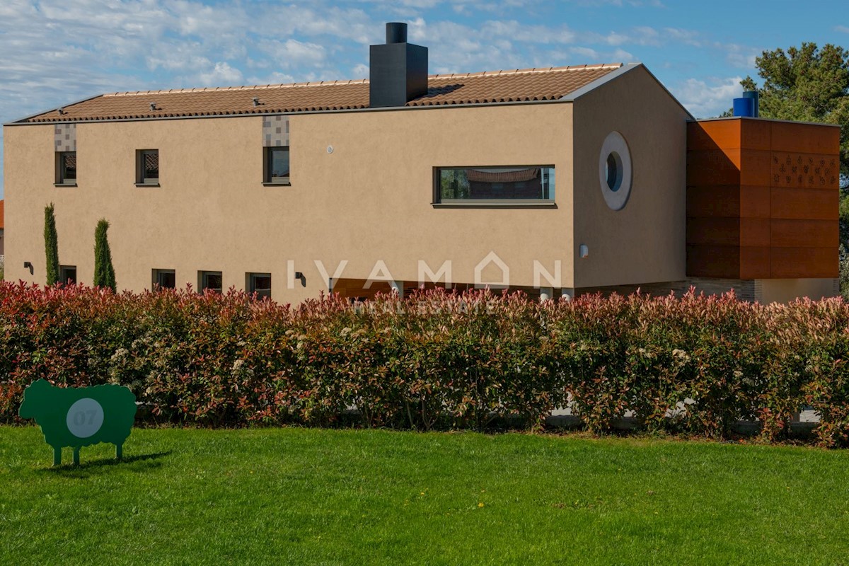 Villa con piscina a sfioro vista mare