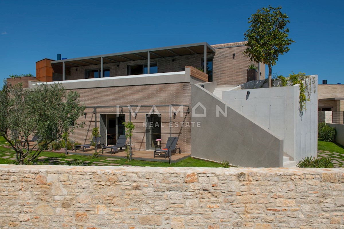 Villa con piscina a sfioro vista mare