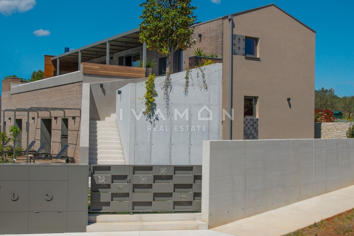 Villa con piscina a sfioro vista mare