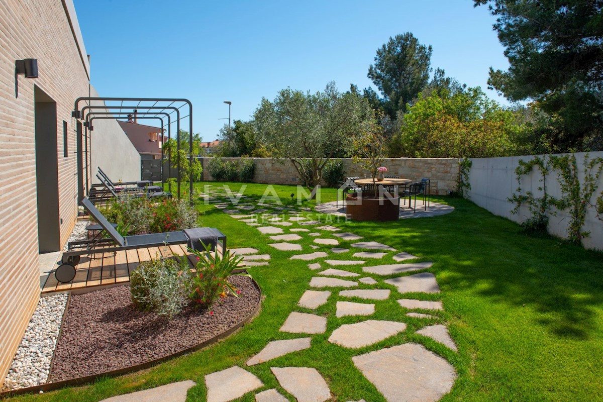 Villa con piscina a sfioro vista mare