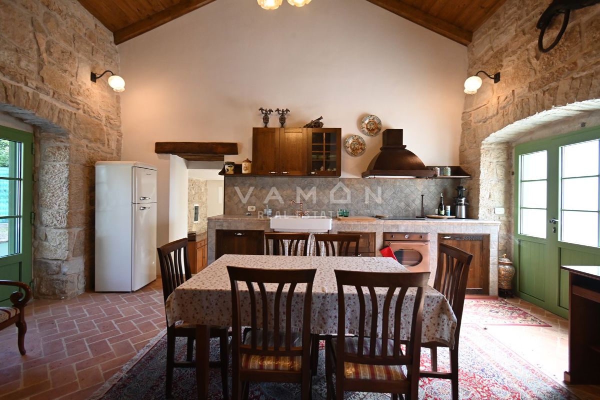 Casa in Pietra Istriana con Appartamento e Piscina