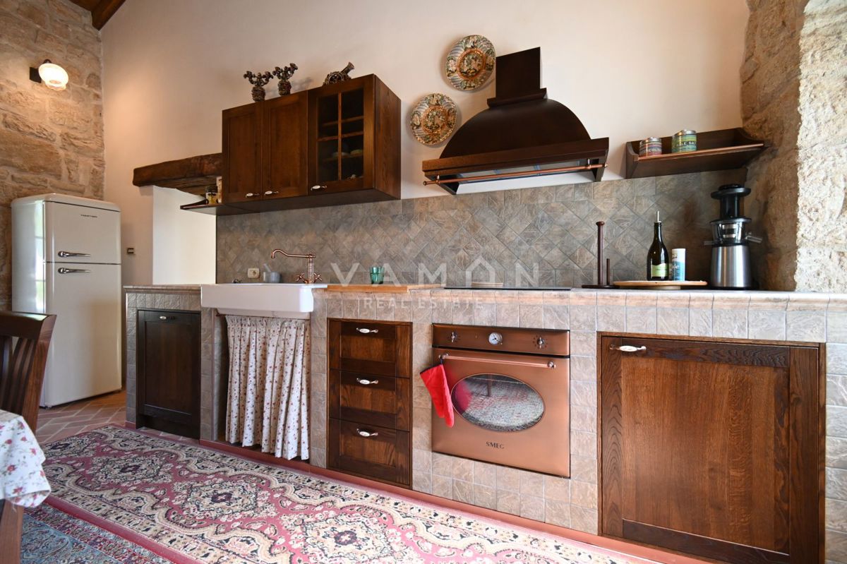 Casa in Pietra Istriana con Appartamento e Piscina