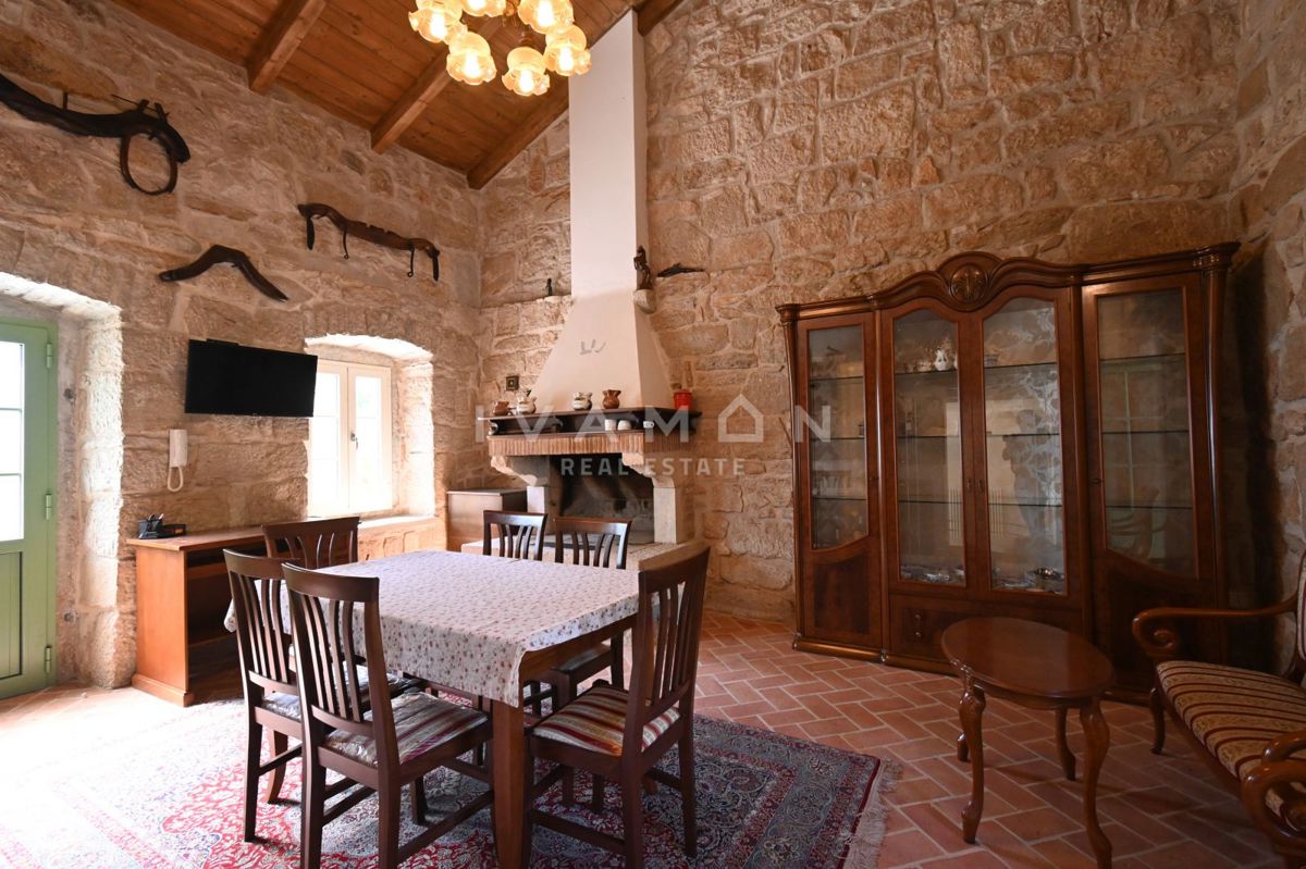 Casa in Pietra Istriana con Appartamento e Piscina