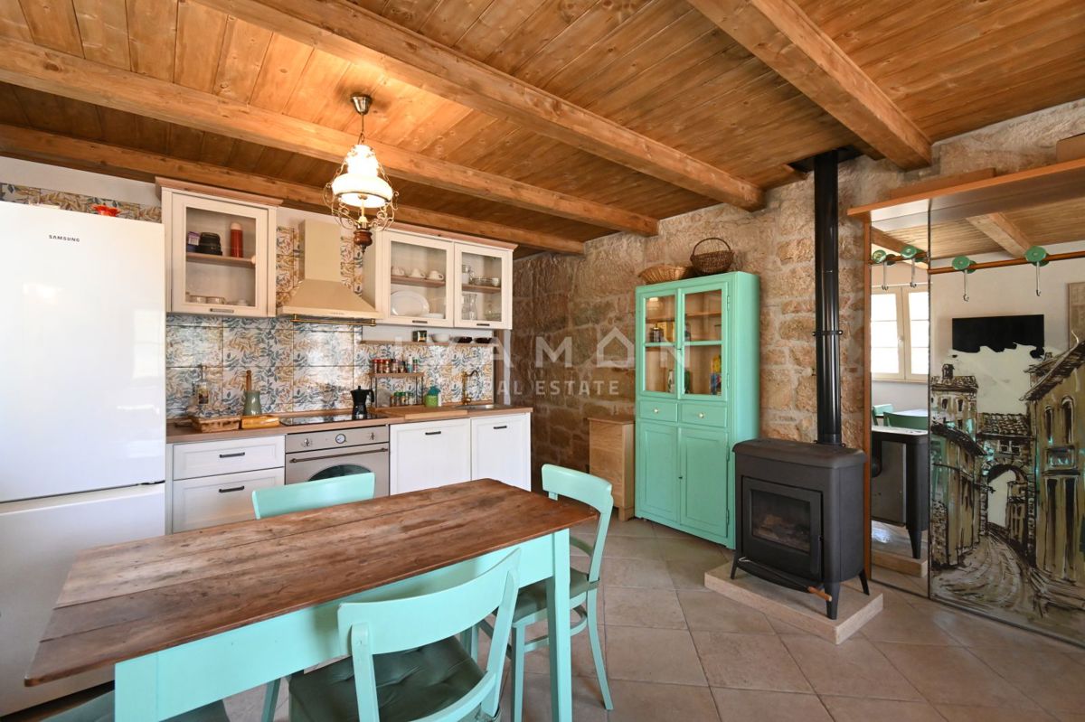 Casa in Pietra Istriana con Appartamento e Piscina