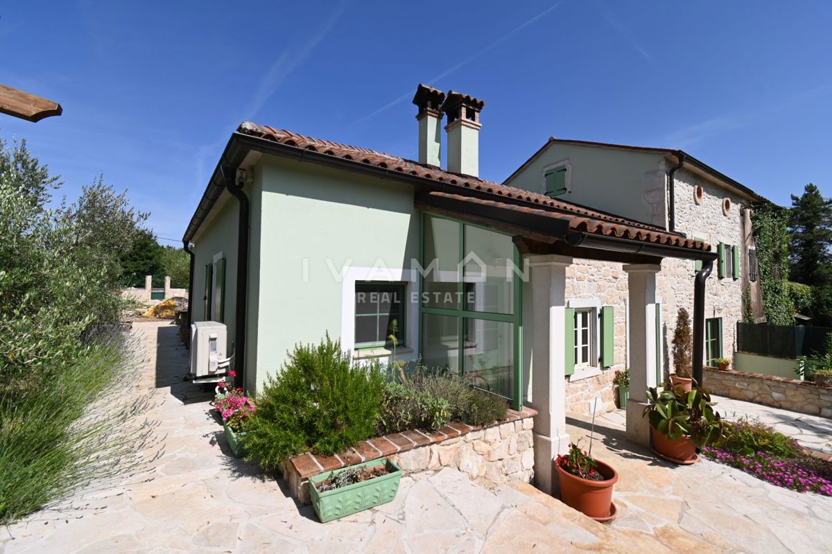 Casa in Pietra Istriana con Appartamento e Piscina