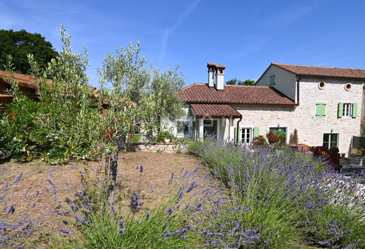 Casa in Pietra Istriana con Appartamento e Piscina