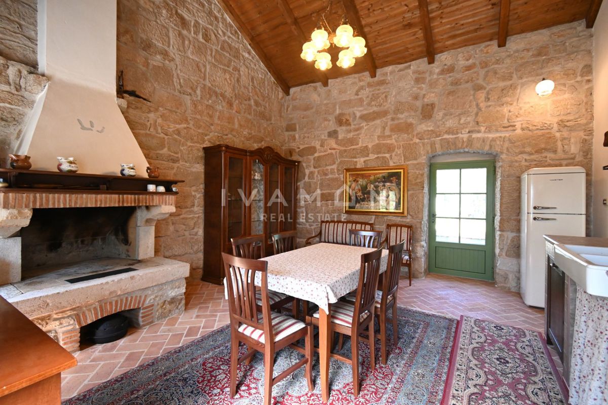 Casa in Pietra Istriana con Appartamento e Piscina