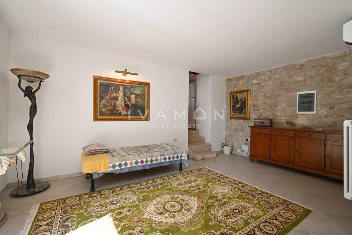 Casa in Pietra Istriana con Appartamento e Piscina