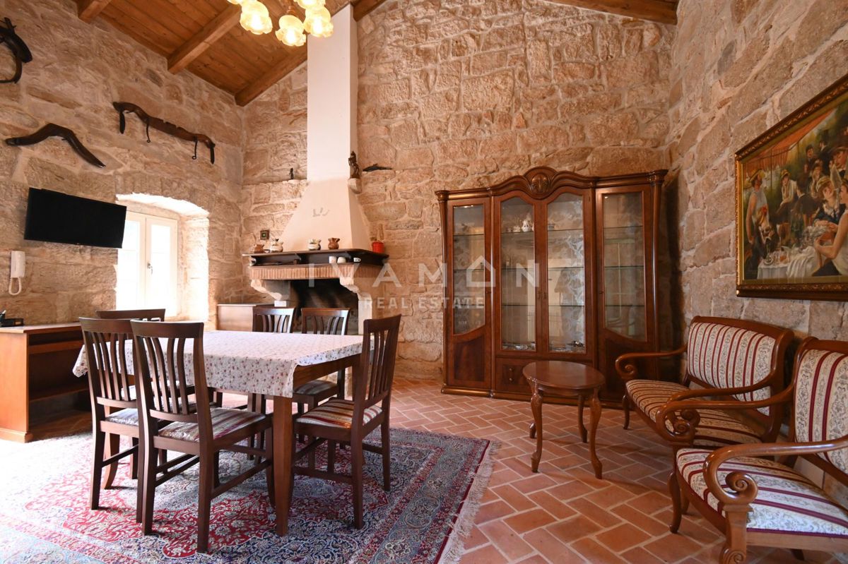 Casa in Pietra Istriana con Appartamento e Piscina