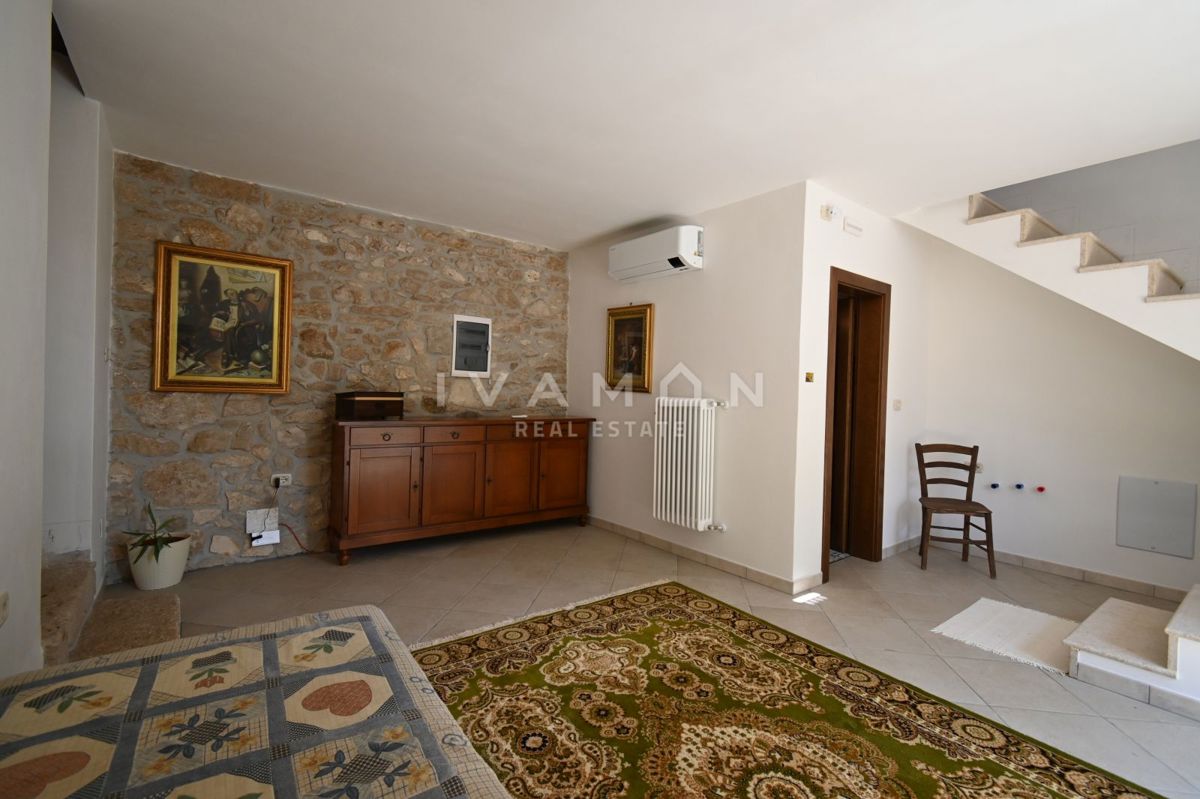 Casa in Pietra Istriana con Appartamento e Piscina