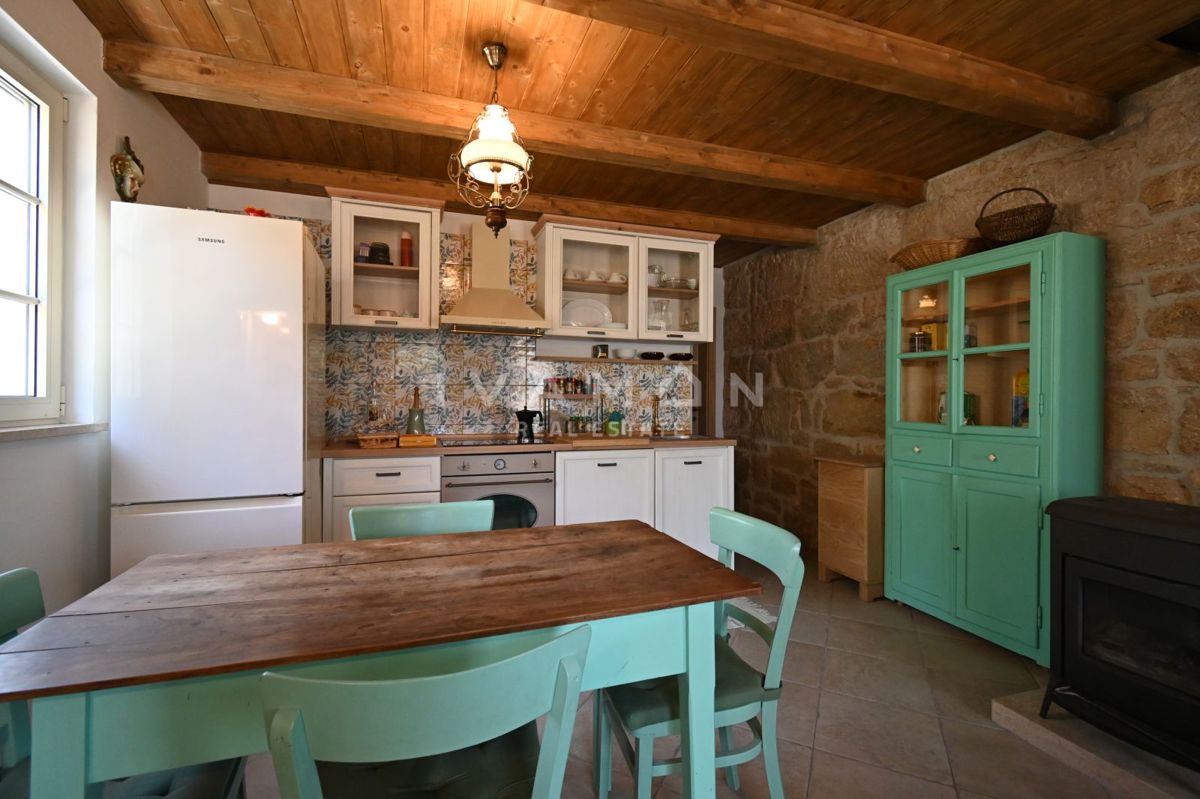 Casa in Pietra Istriana con Appartamento e Piscina