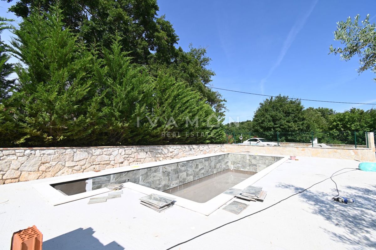Casa in Pietra Istriana con Appartamento e Piscina