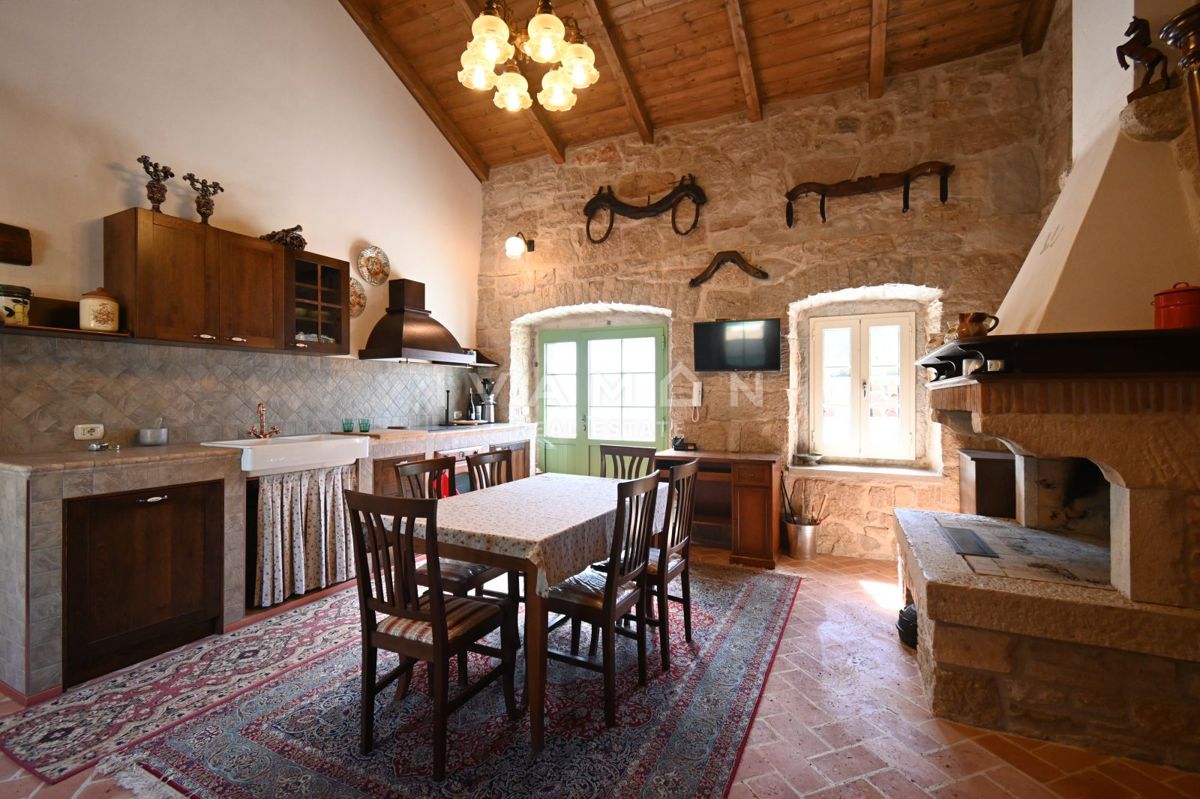 Casa in Pietra Istriana con Appartamento e Piscina