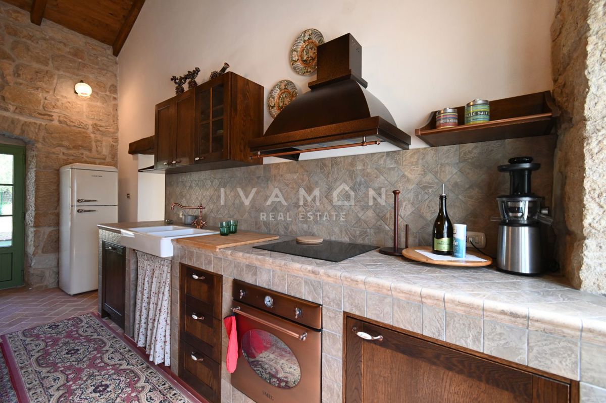 Casa in Pietra Istriana con Appartamento e Piscina
