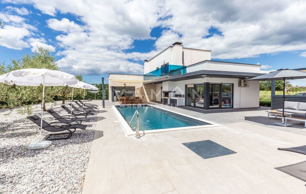 Villa con piscina a 9 km dal mare