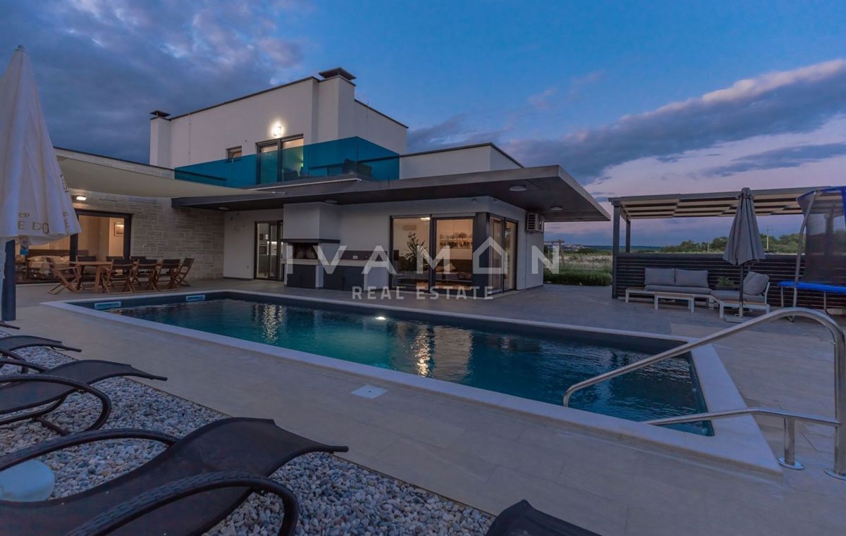 Villa con piscina a 9 km dal mare