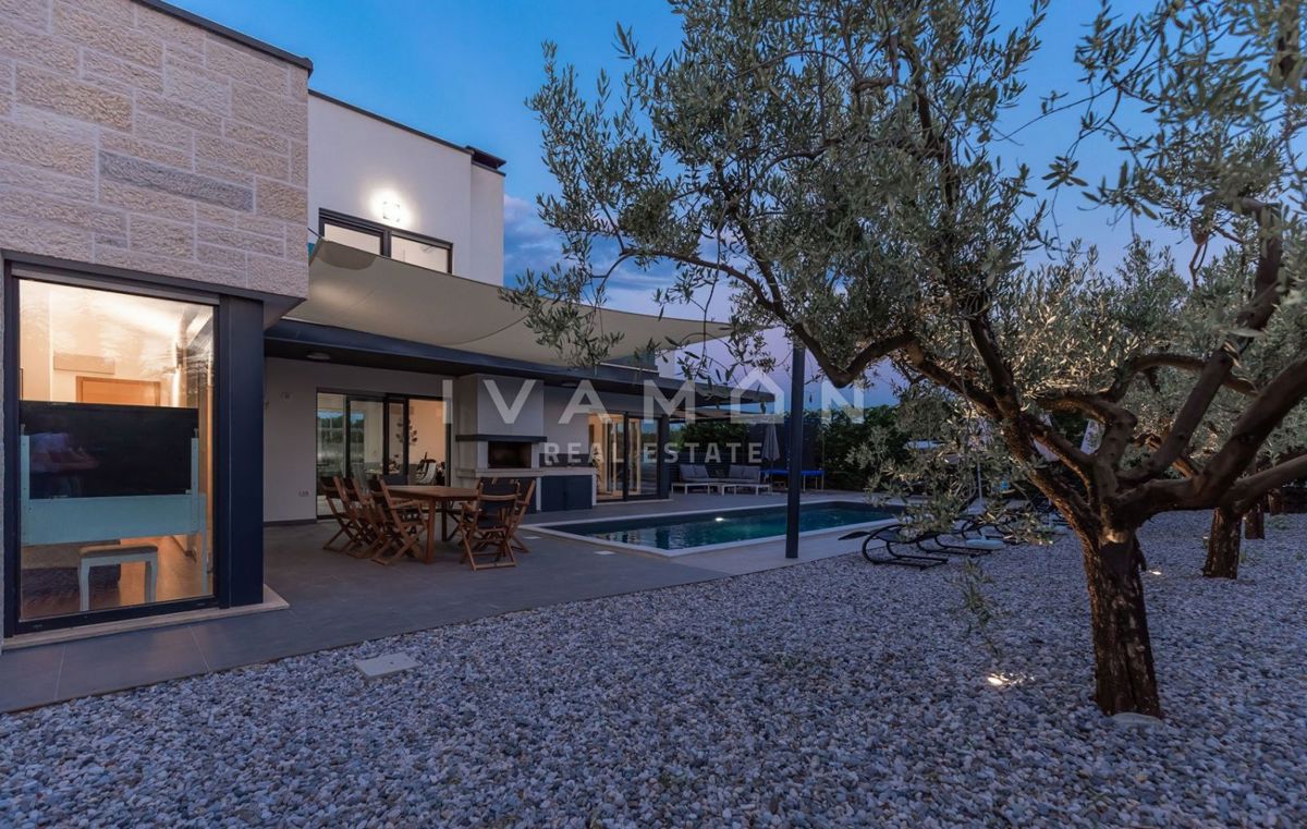 Villa con piscina a 9 km dal mare