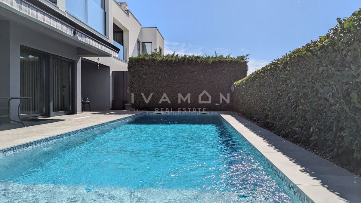 Villa con piscina, a 600 metri dalla spiaggia e vista mare.