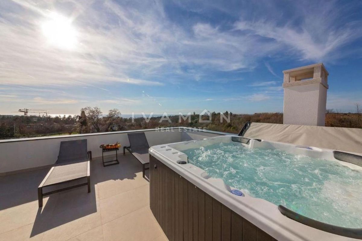 Villa con piscina, a 600 metri dalla spiaggia e vista mare.