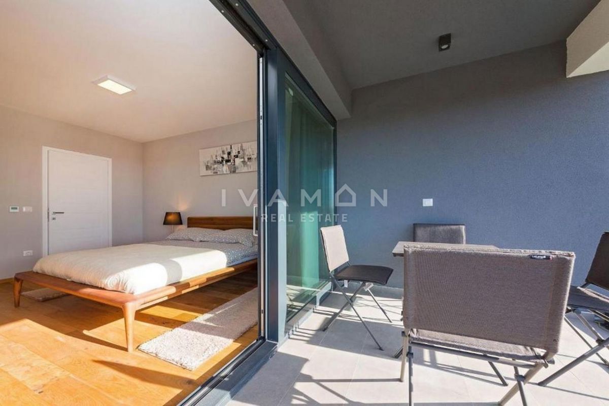 Villa con piscina, a 600 metri dalla spiaggia e vista mare.
