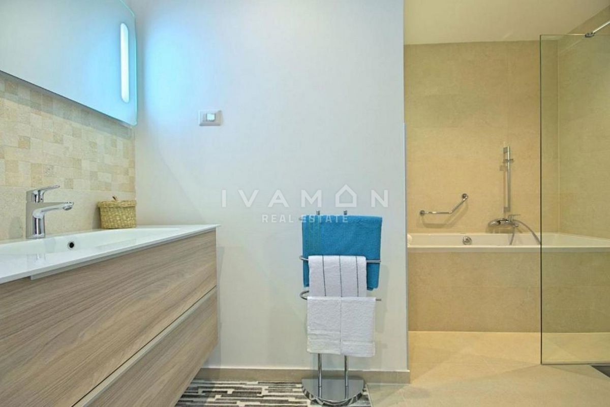 Villa con piscina, a 600 metri dalla spiaggia e vista mare.