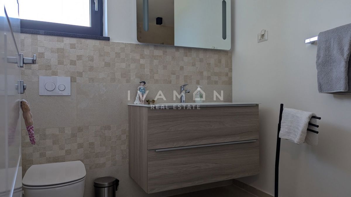 Villa con piscina, a 600 metri dalla spiaggia e vista mare.