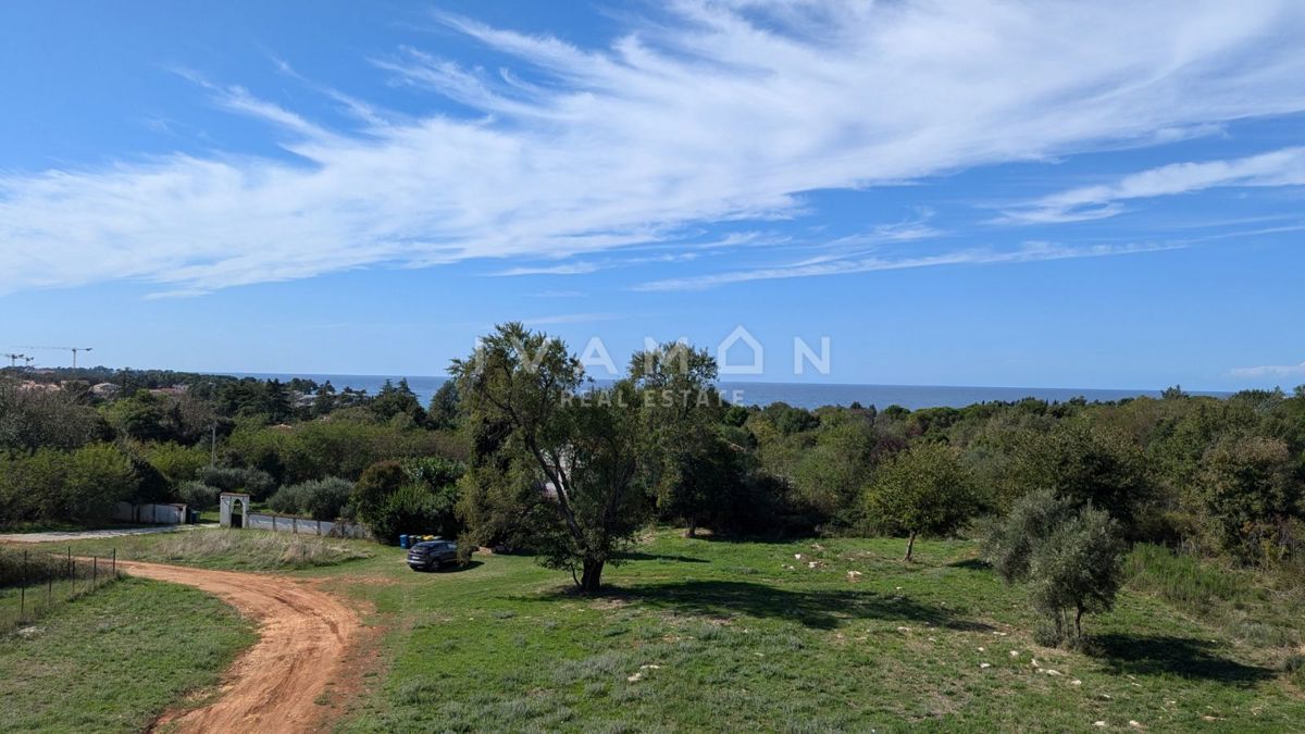 Villa con piscina, a 600 metri dalla spiaggia e vista mare.