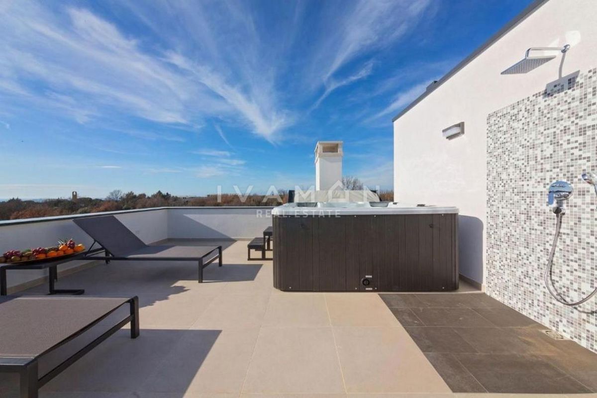 Villa con piscina, a 600 metri dalla spiaggia e vista mare.