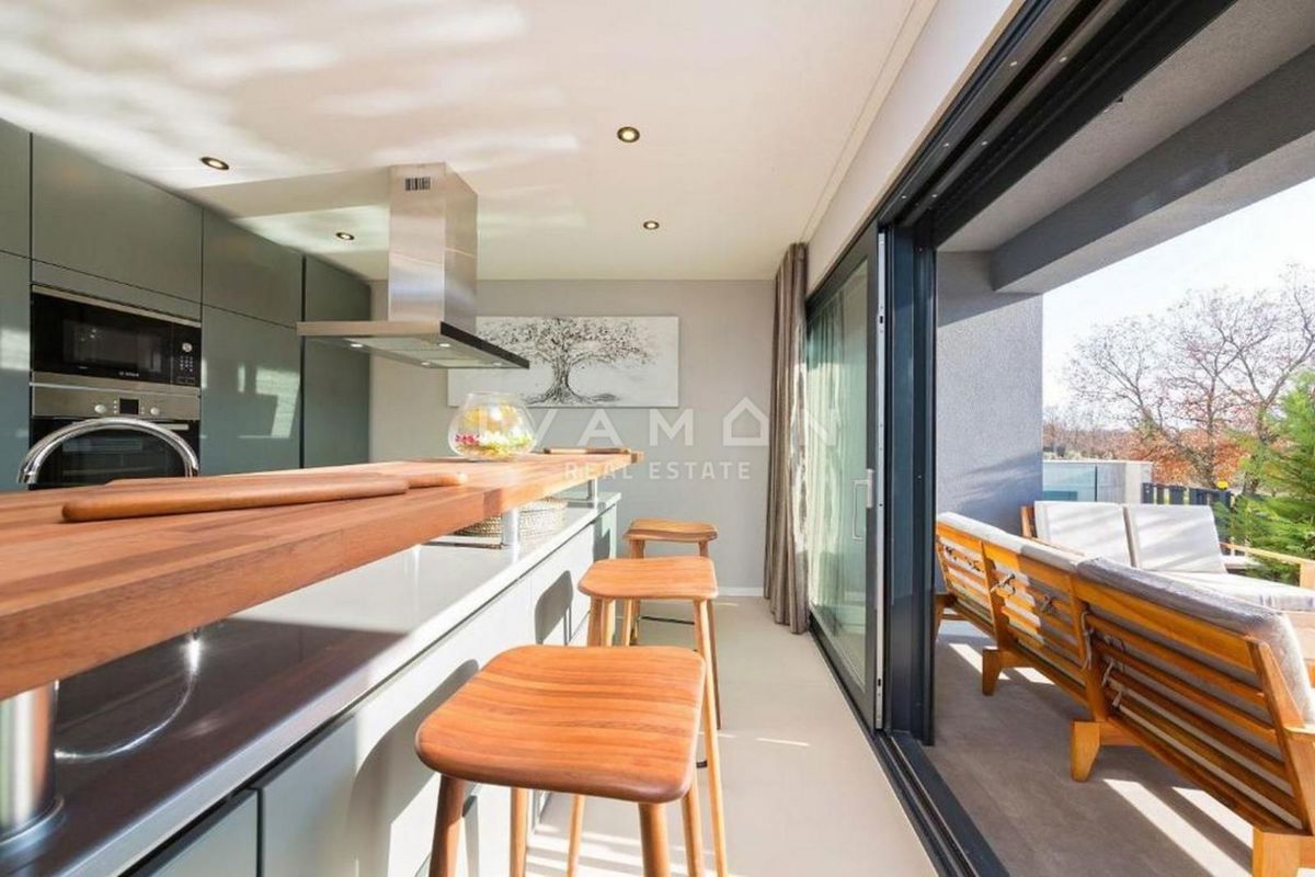 Villa con piscina, a 600 metri dalla spiaggia e vista mare.