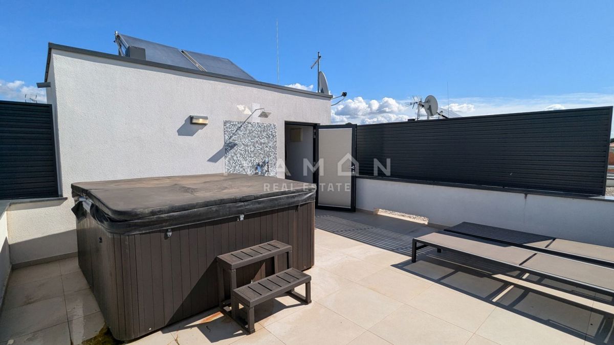 Villa con piscina, a 600 metri dalla spiaggia e vista mare.