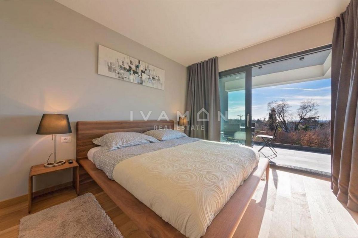 Villa con piscina, a 600 metri dalla spiaggia e vista mare.