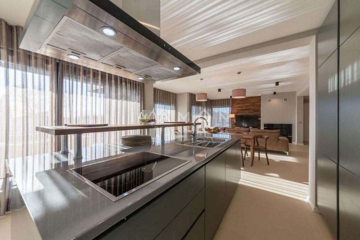 Villa con piscina, a 600 metri dalla spiaggia e vista mare.
