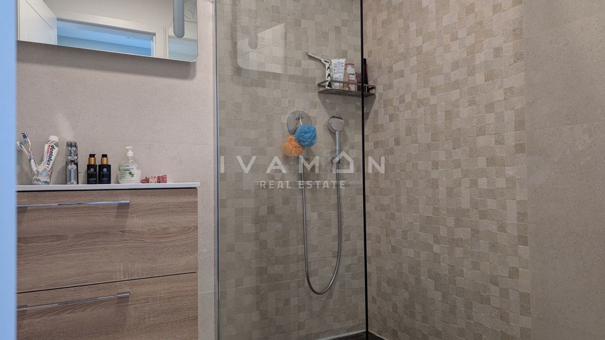 Villa con piscina, a 600 metri dalla spiaggia e vista mare.